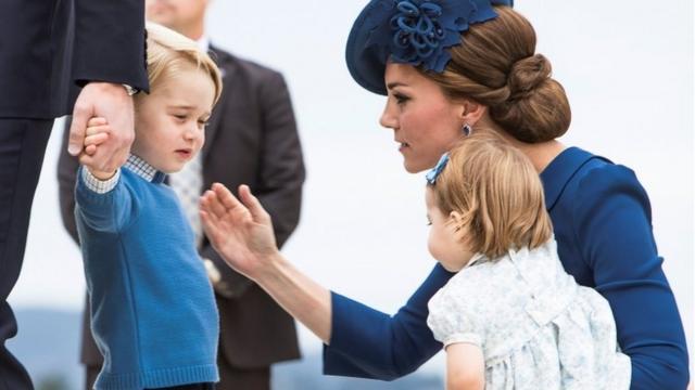 Герцогиня Кембриджская с принцем Джорджем и принцессой Шарлоттой