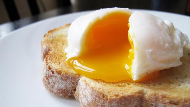 Яйцо на ломте хлеба
