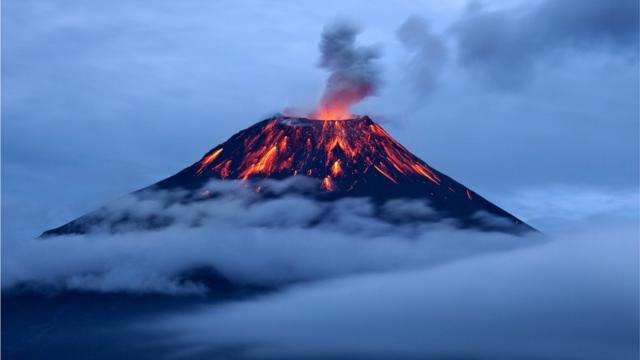 Вулканы назвали так по имени древнеримского бога огня Вулкана (на снимке - извержение вулкана Тунгурауа в Эквадоре)