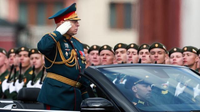 Генерал Салюков командует парадом на Красной площади