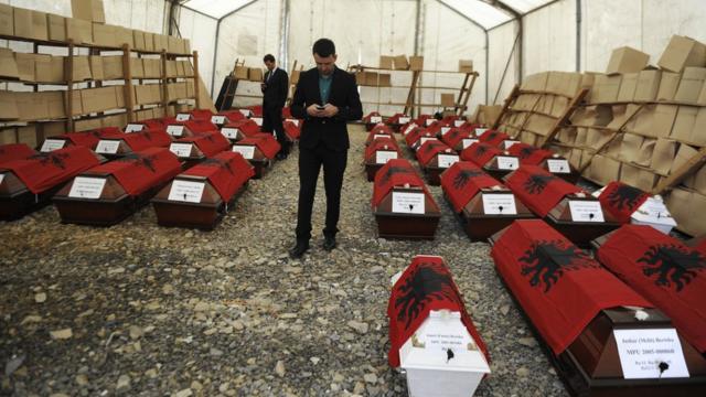 Косово, гробы с останками албанцев