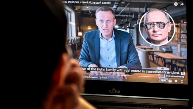 Алексей Навальный на экране рассказывает о своем расследовании