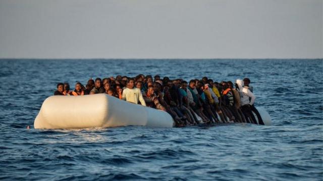 Мигранты из Ливии в Средиземном море в 2016 году