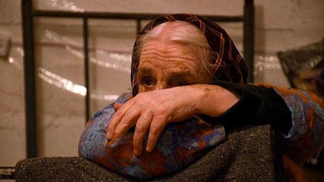 Пожилая женщина в степанакертском бомбоубежище