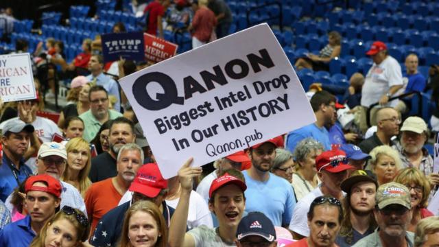 Сторонники Трампа с плакатом QAnon