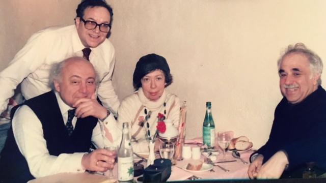 С друзьями в Лондоне: Александр Дольберг (крайний слева), журналистка Би-би-си Таня Келим, Александр Штромас (стоит) и писатель Наум Гребнев (крайний справа)