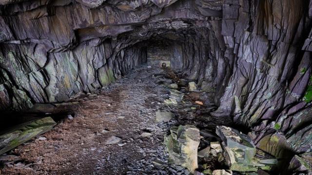 Сланцевая пещера в карьере Динорвиг