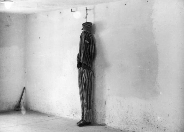 Эта фотография сделана вскоре после освобождения Бухенвальда: манекен использовали для того, чтобы показать, как расправлялись с узниками в подвале крематория