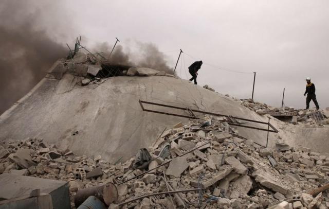 Белые каски исследуют обрушившийся дом в сельской местности к западу от Алеппо в феврале 2020 года