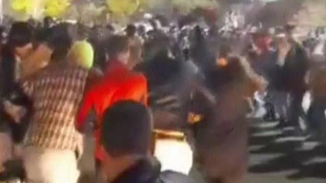После проигрыша национальной сборной демонстранты в Сенендедже начали танцевать на улицах