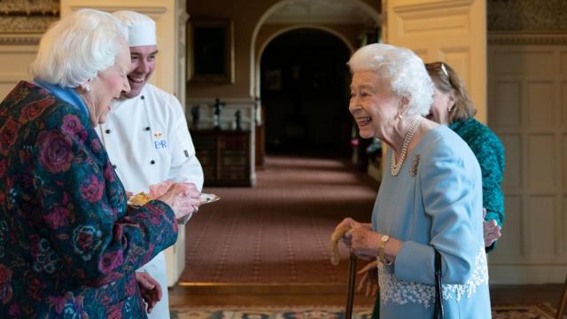 Королева встретилась с Анджелой Вуд, которая придумала Coronation chicken