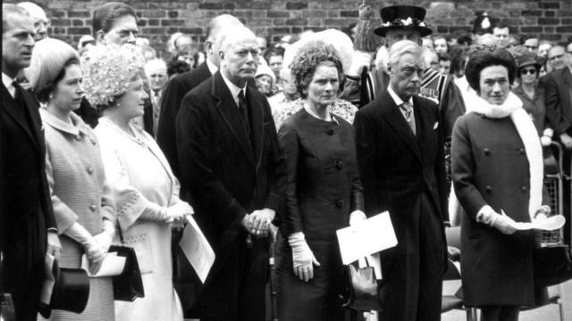 Семья Виндзоров на церемонии открытия мемориальной доски в честь королевы Мэри