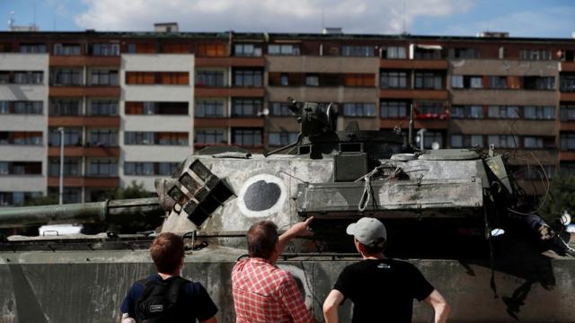 Захваченный в Украине российский танк на площади в Праге