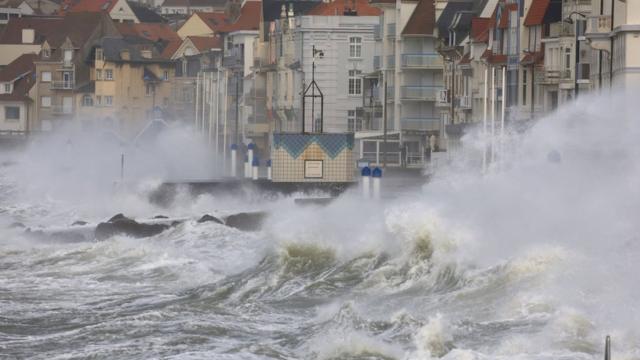 Буря в прибрежном французском городе Вемрё
