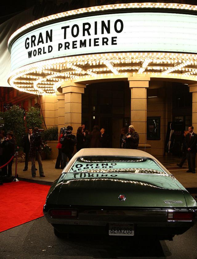 Автомобиль 1972 года Ford Gran Torino Sport на мировой премьере получившего от него название фильма Клинта Иствуда "Гран Торино". 9 декабря 2008 года.