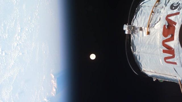 Земля и МКС на фоне Луны