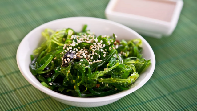 Морские водоросли с разными ферментированными ингредиентами - постоянный элемент японской кухни