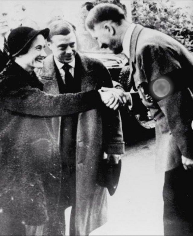 Герцог и герцогиня Виндзорские с Адольфом Гитлером