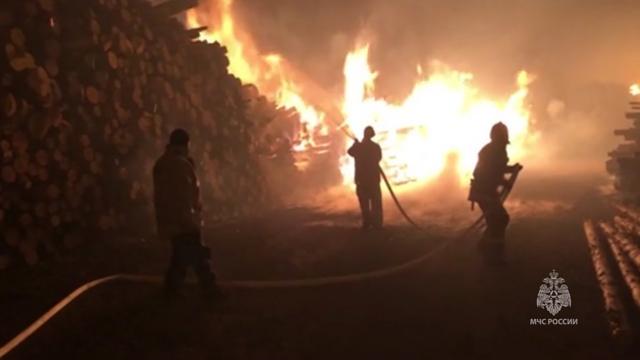В поселке Сосьва от огня удалось отстоять почти 1,2 тысячи домов, утверждают в МЧС России
