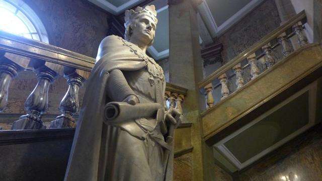 Статуя Эдуарда I в ратуше города Кингстон-апон-Халл