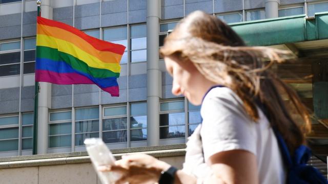 флаг ЛГБТ-сообщества у здания посольства Великобритании на Смоленской набережной