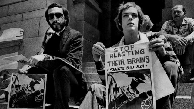 Демонстрация 1977 года за принятие закона, обязывающего предупреждать пациентов о риске ЭСТ