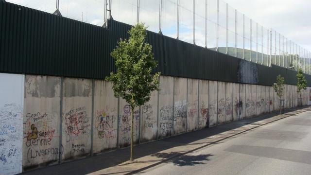 "Стена мира" между простестантским и католическим районами западного Белфаста