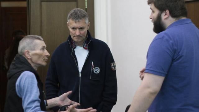 Евгений Ройзман и его помощник Степан Чиганцев (справа) общаются с жителем Екатеринбурга