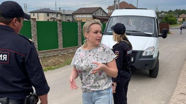 Марина Овсянникова во время задержания (фото из ее телеграм-канала)
