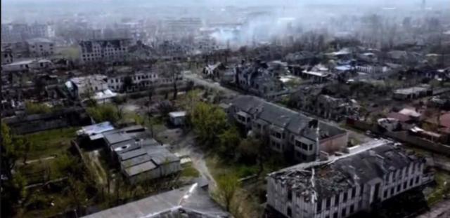 "Рубежное разделило судьбу Мариуполя", написал глава Луганской области Сергей Гайдай, публикуя панораму разрушенного города 20 мая.