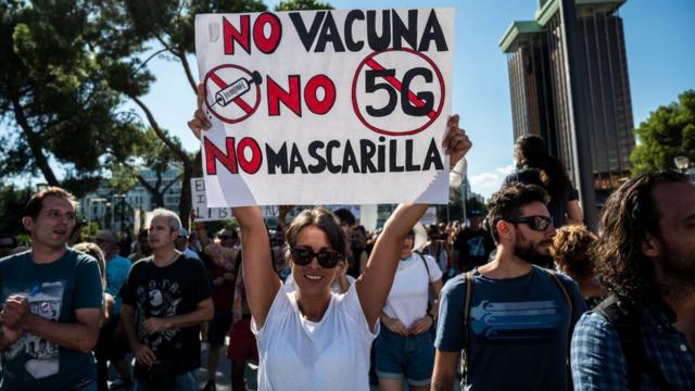 Демонстрация в Мадриде против масок, вакцинации, а заодно - и 5G