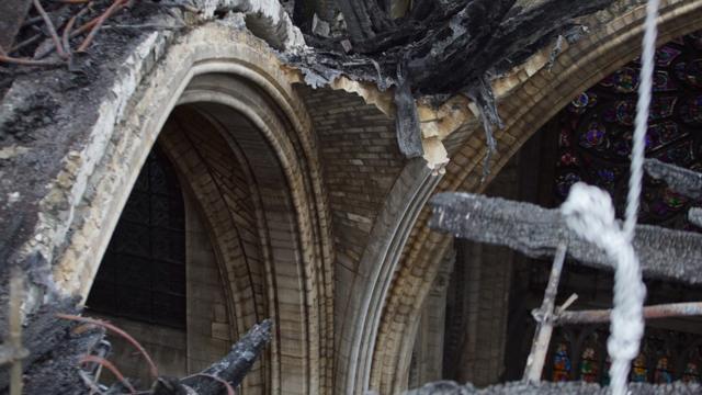 Своды собора были сильно повреждены огнем
