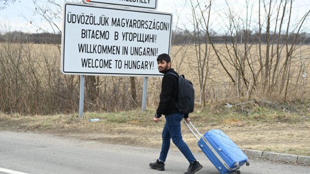Деякі люди йшли до кордону декілька днів, як-от цей індієць, який навчався в Україні