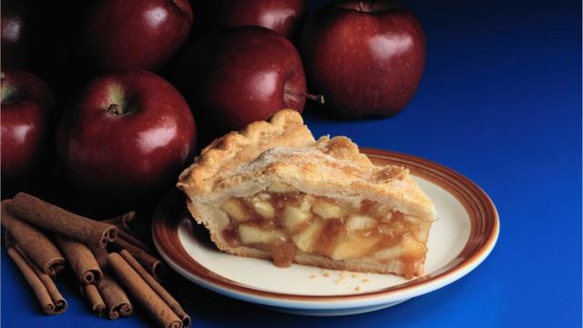 Яблочный пирог, яблоки и корица.