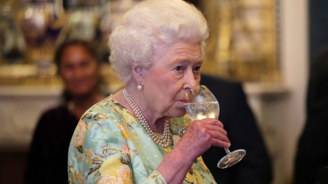 Королева с бокалом вина