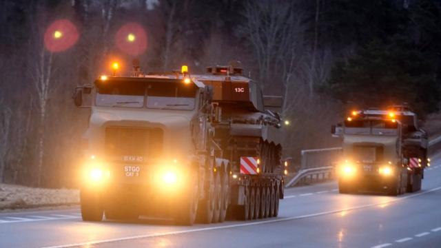 Колона бронемашин британської Королівської валлійської бойової групи прямує до Естонії через Лієпупе у Латвії для зміцнення позицій НАТО у Східній Європі