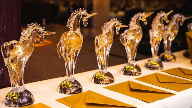 Так выглядят призы конкурса - хрустальные статуэтки "Золотой Единорог"