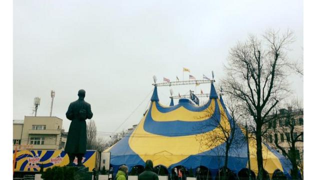 Цирк "Кобзов" на праздники разместился на Контрактовой площади
