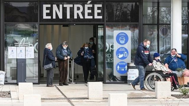 Французские клиники не справляются с наплывом больных