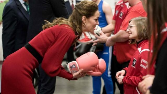Герцогиня разговаривает с девочкой в центре для боксеров-любителей