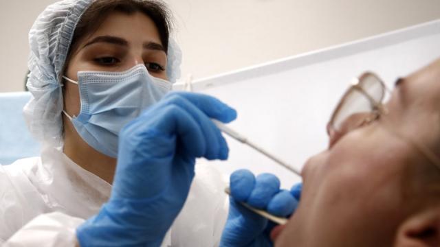 Во время взятия мазка из горла для проверки на наличие инфекции COVID-19 в одной из лабораторий "Гемотест"