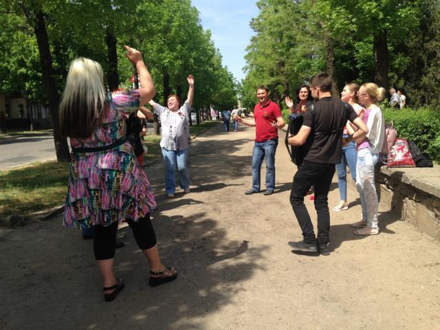 Жители Луганска в парке празднуют 9 мая