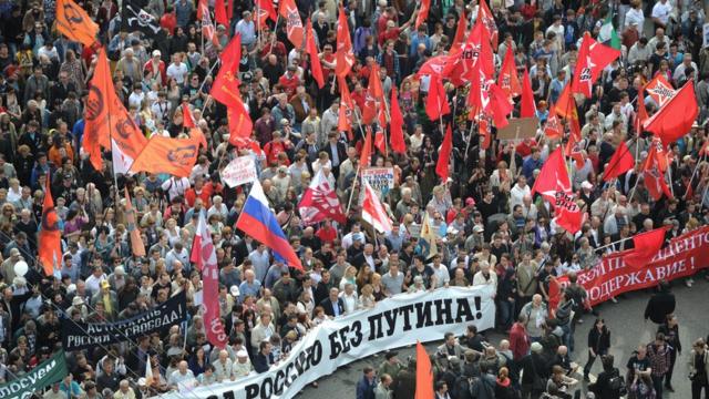 Участники акции "Марш миллионов" во время шествия по улице Большая Якиманка