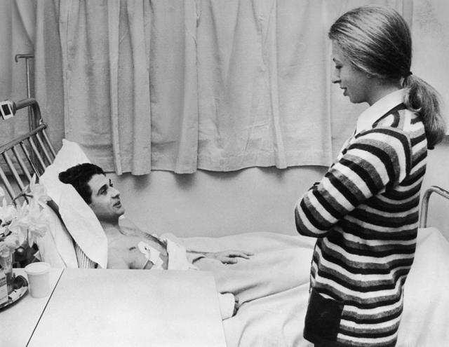 Принцесса Анна в больнице навещает своего телохранителя Джеймса Битона