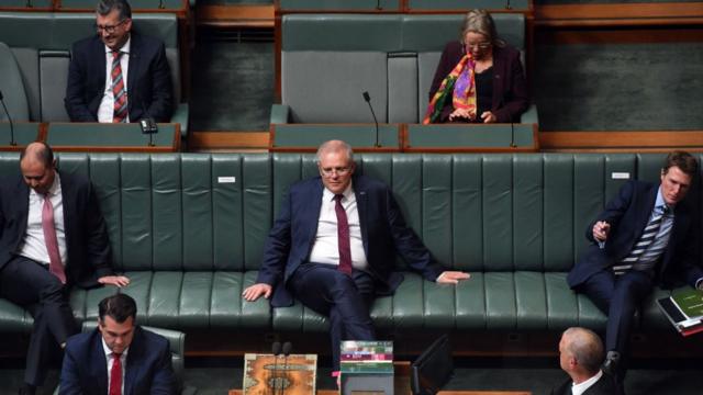 парламентарии, сидящие на расстоянии друг от друга