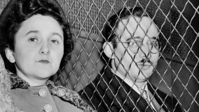 Американские коммунисты супруги Джулиус и Этель Розенберг были приговорены к смертной казни за передачу и казнены 19 июня 1953 года за передачу Советскому Союзу секретной информации об американской атомной бомбе.