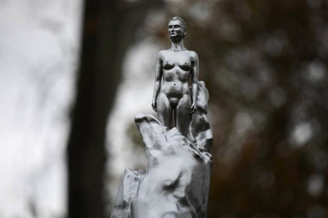 Нагота статуи в честь "матери феминизма" вызвала у многих недоумение, но нашлись и те, кто был рад, что в Лондоне появилась такая скульптура