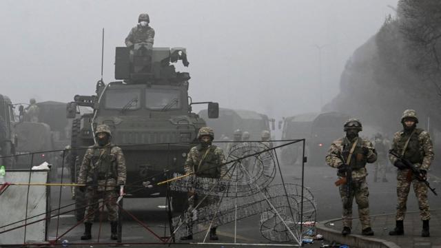 Военные в Алматы, 6 января