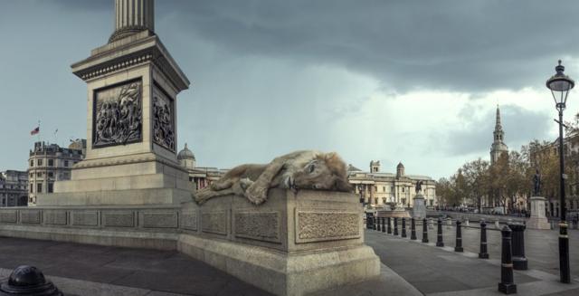 Абстрактне зображення мертвого лева на лондонській Трафальгарській площі