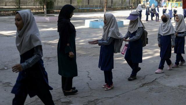 Талибы обещают, что обучение девочек вернется, когда они разработают необходимые для этого процедуры. О конкретных сроках не сообщается.